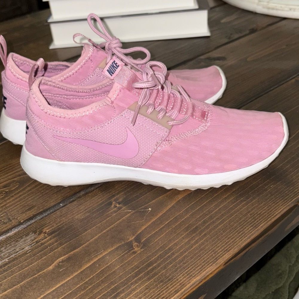 Nike Women's Pink Sneakers - Picture 1 of 3